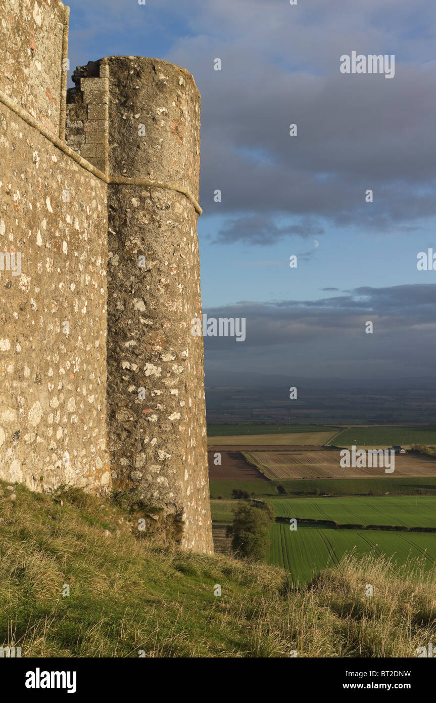 Il castello di Hume - ripristino vecchio hill top fortificazione base ancestrale del Clan Home - sorgere della luna oltre i confini Foto Stock