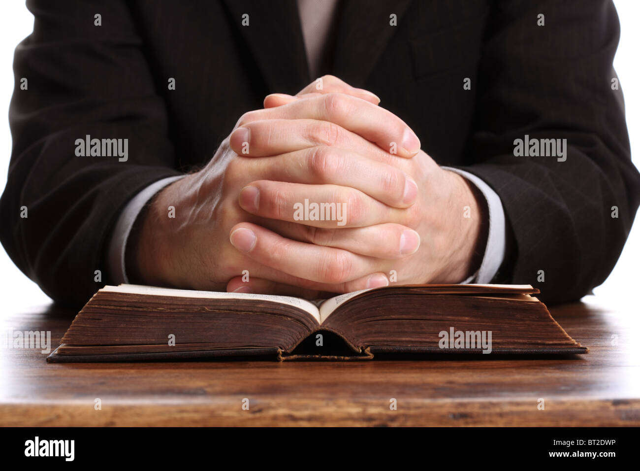 Pregando le mani su una Bibbia aperta Foto Stock