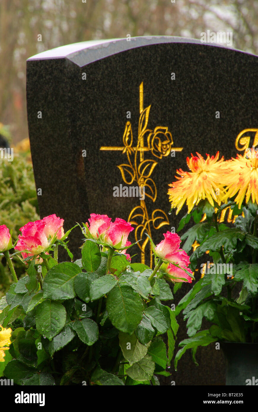 Friedhofsgesteck - allestimento floreale cimitero 24 Foto Stock