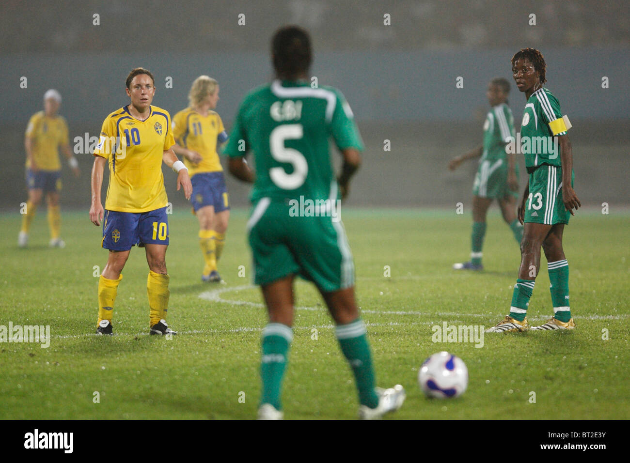 Hanna Ljungberg della Svezia (10) e Christie George della Nigeria (13) aspettano un calcio di punizione durante una partita di Coppa del mondo femminile al Chengdu Sports Center Stadium l'11 settembre 2007 a Chengdu, in Cina. Solo per uso editoriale. Uso commerciale vietato. Foto Stock