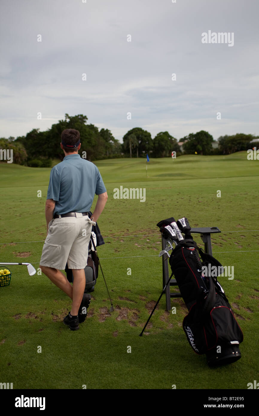 Golfista maschio guarda al corso Foto Stock