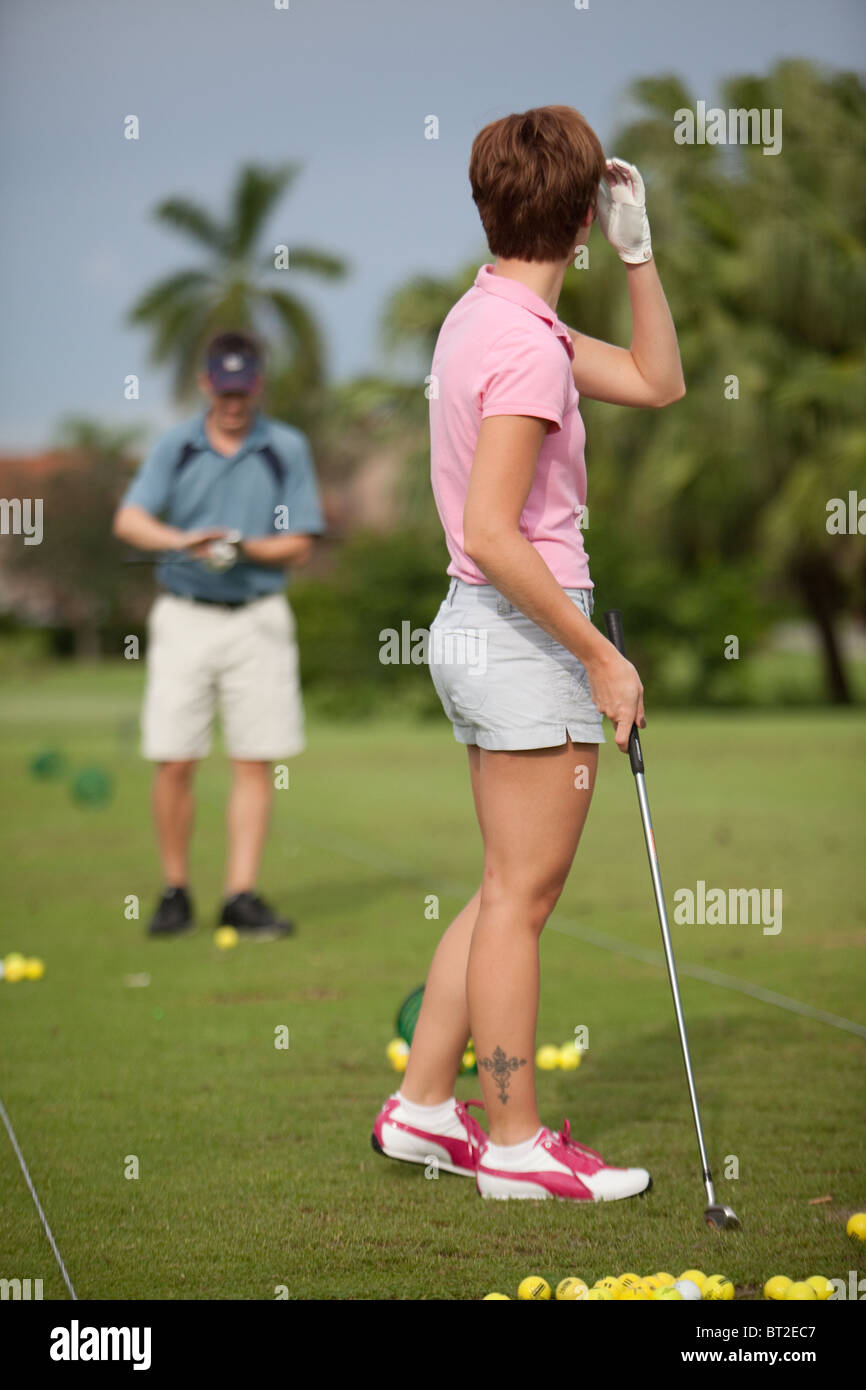 Giocatore di golf femminile sulla gamma di guida Foto Stock