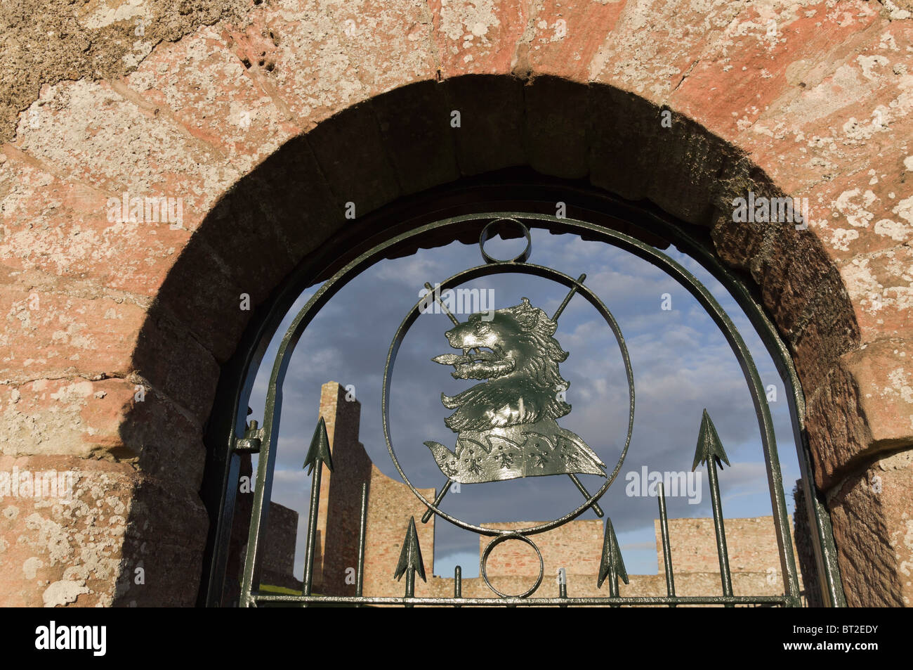 Il castello di Hume - ripristino vecchio hill top fortificazione base ancestrale della Home Clan - il clan crest sul cancello del castello Foto Stock