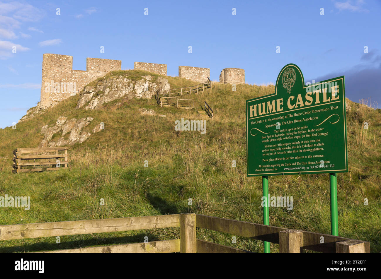 Il castello di Hume - ripristino vecchio hill top fortificazione base ancestrale del Clan Home - segno con la storia del clan coinvolgimento della società Foto Stock