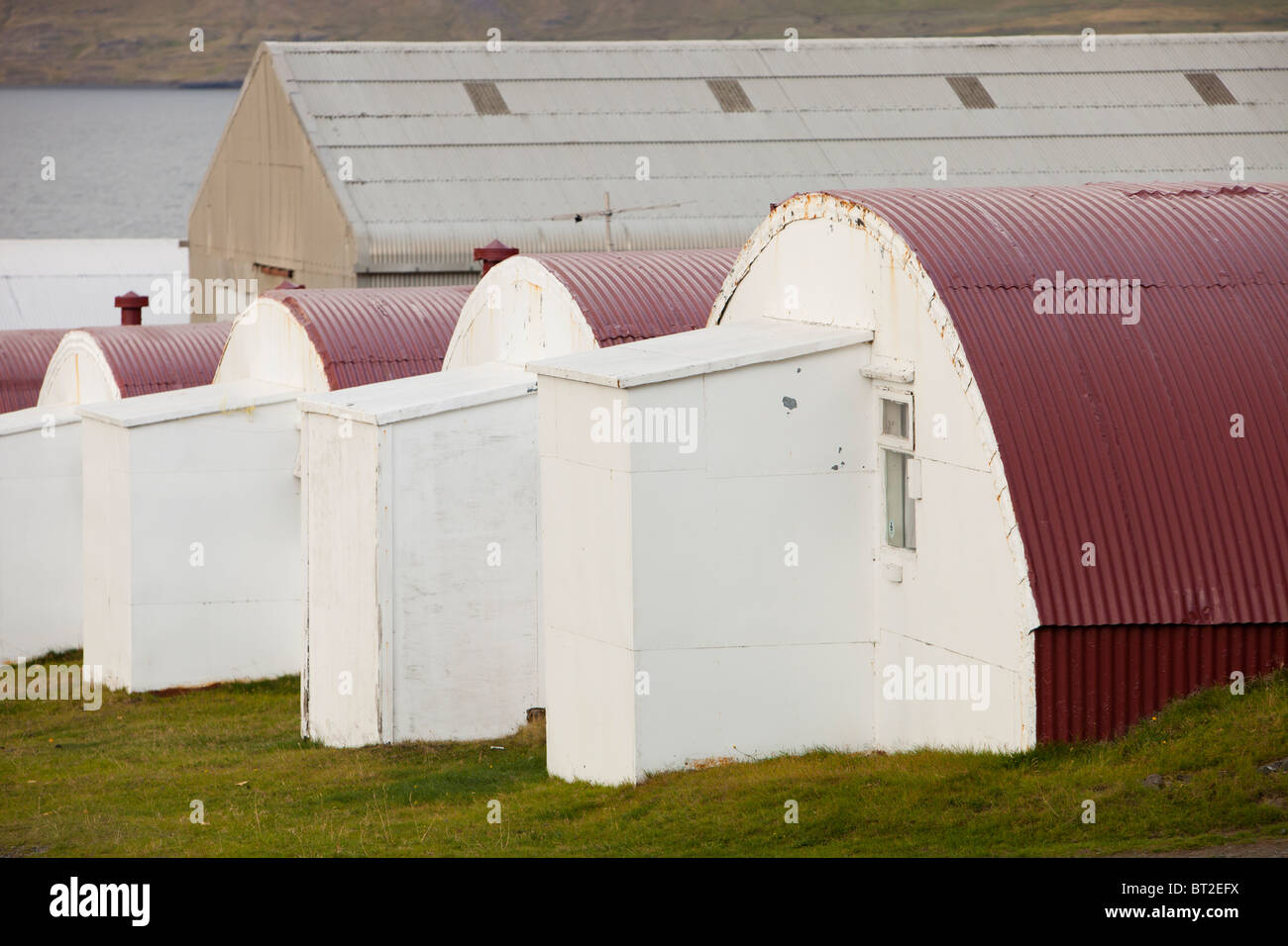 Nissen hut case sul Hvalfordur, opposta a Reykjavik, Islanda. Foto Stock