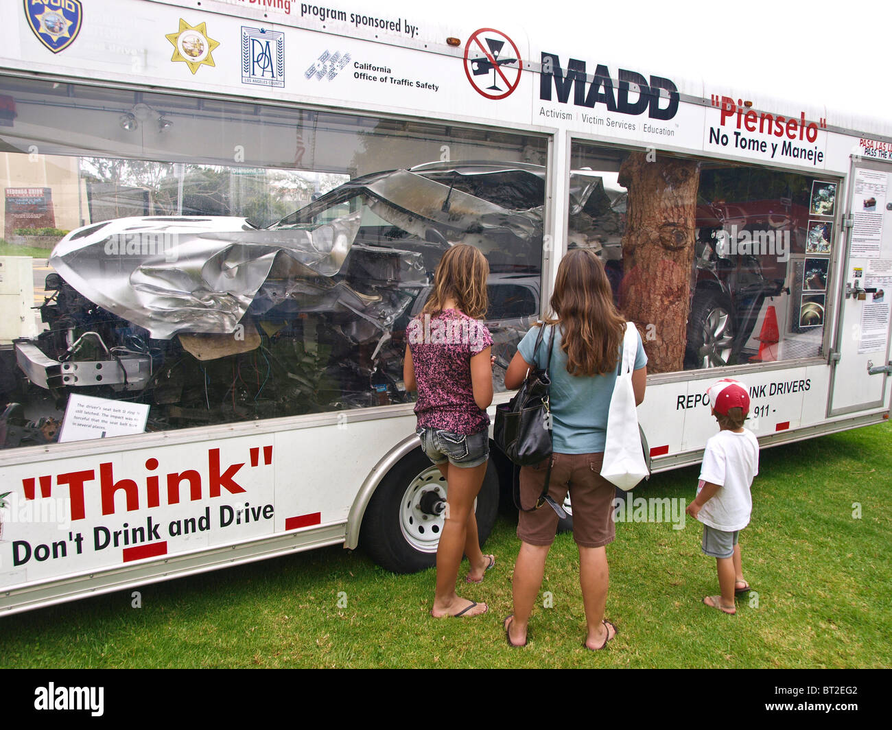 Giovani visualizza un mobile MADD visualizzazione di un crash auto. Foto Stock