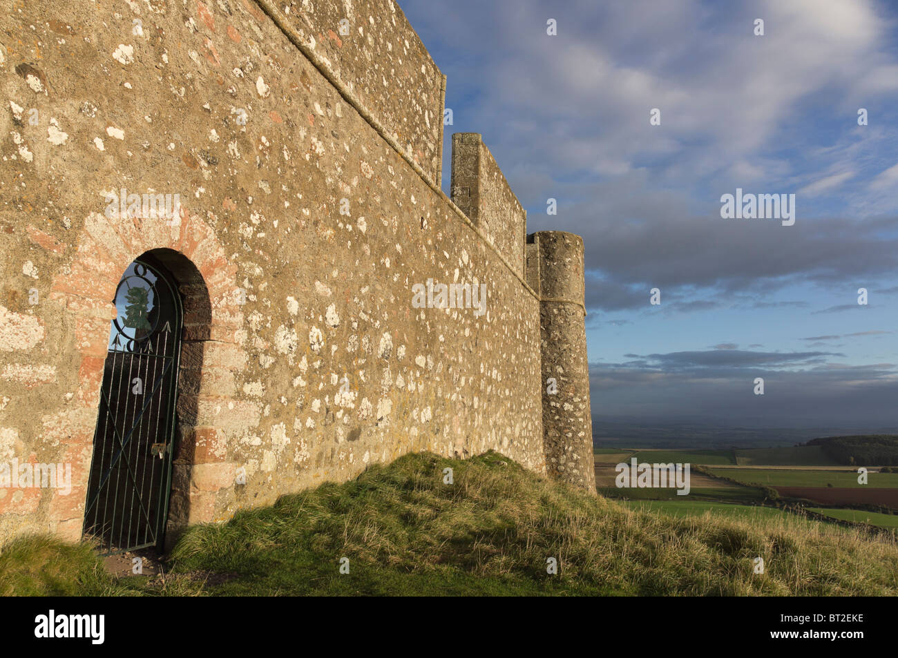 Il castello di Hume - ripristino vecchio hill top fortificazione base ancestrale del Clan Home Foto Stock