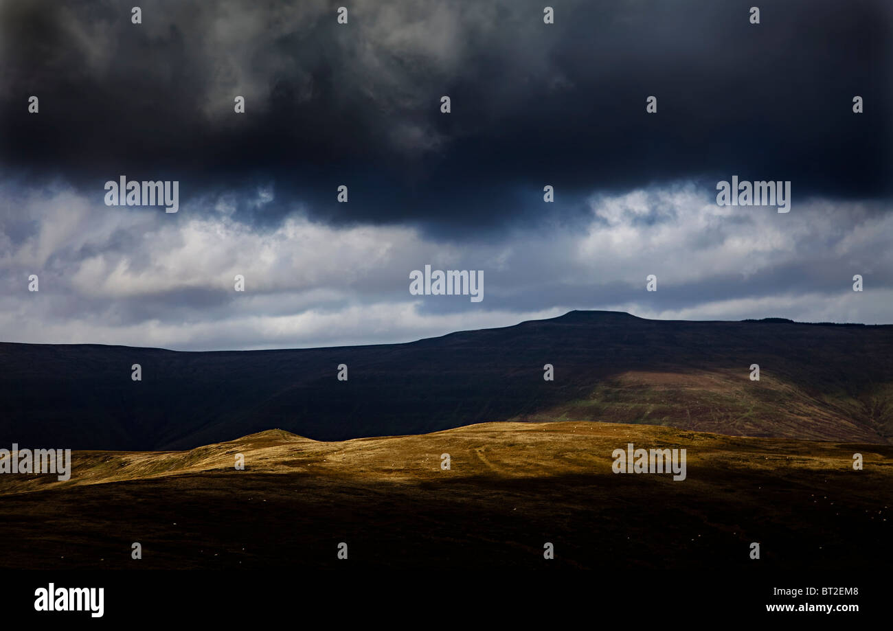 Nuvole temporalesche raccogliendo oltre Waun Fach picco più alto in montagna nera Parco Nazionale di Brecon Beacons Wales UK Foto Stock