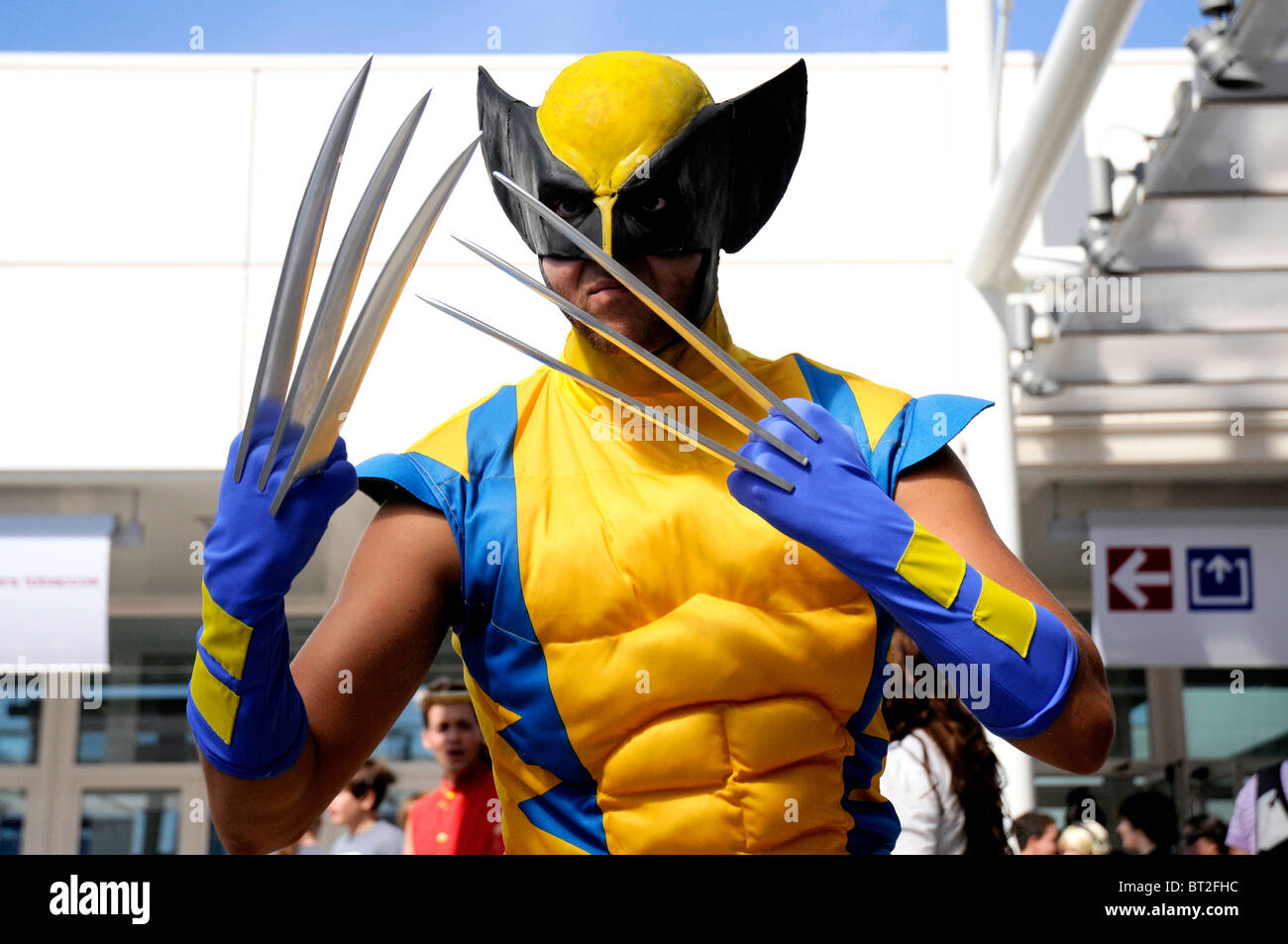 Uomo in un costume di Wolverine Foto stock - Alamy