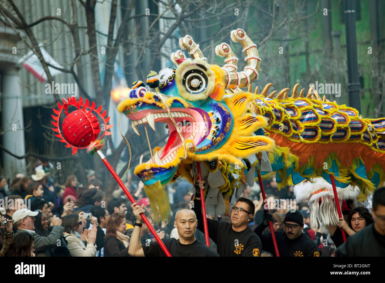 Dragon è portato verso il basso Market Street dai partecipanti a San Francisco durante il Nuovo Anno Cinese parade nell anno della tigre. Foto Stock