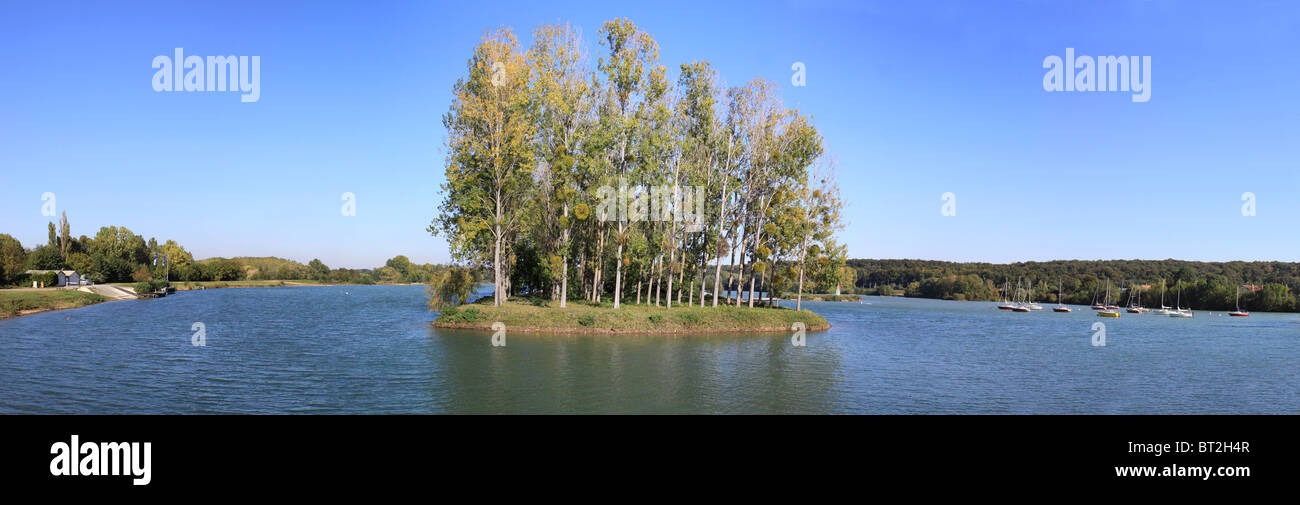 Foto panoramica del lago con la sua isola e marina Cepoy Foto Stock