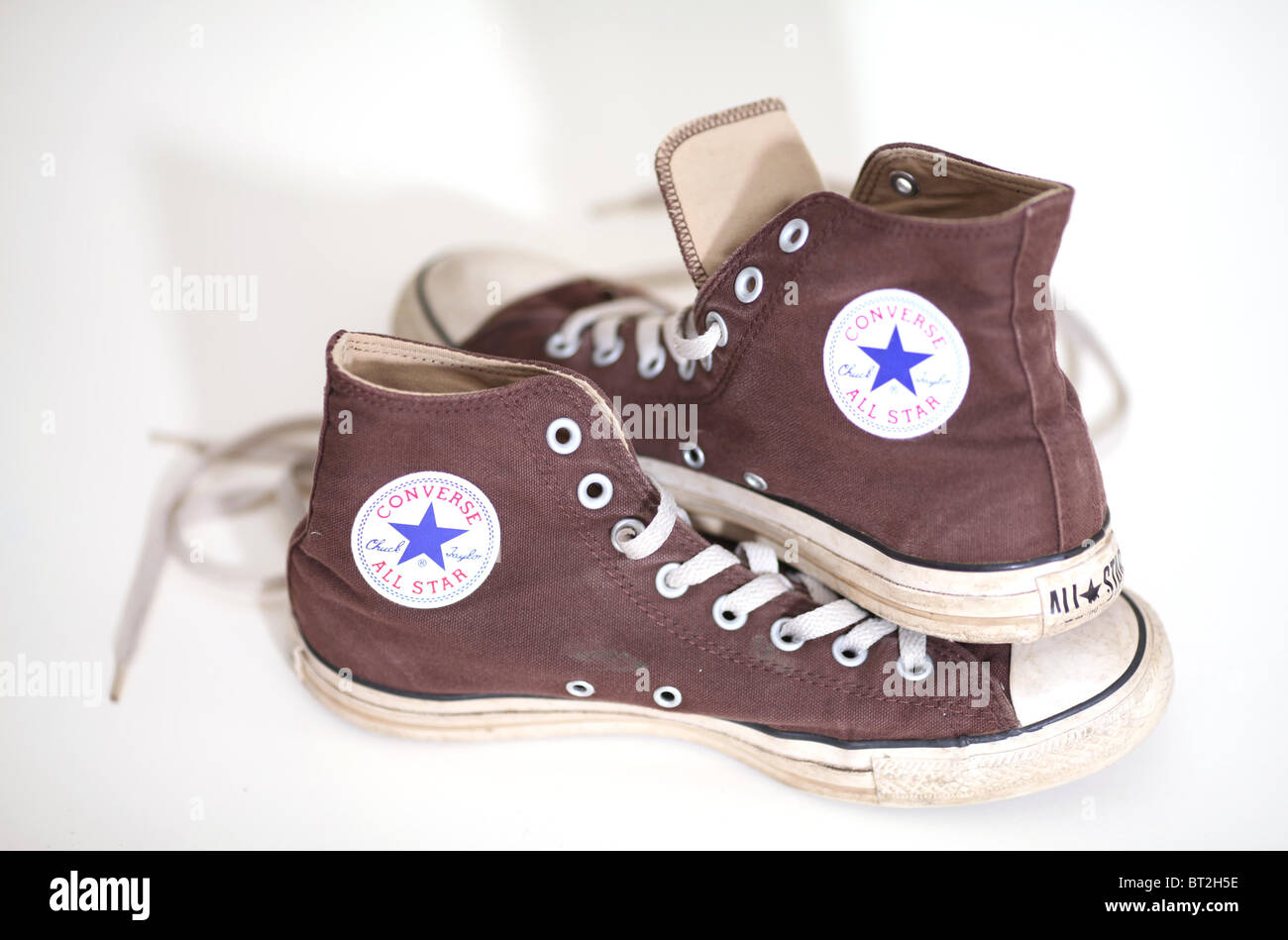 Una coppia di marrone Converse All Star. Foto Stock