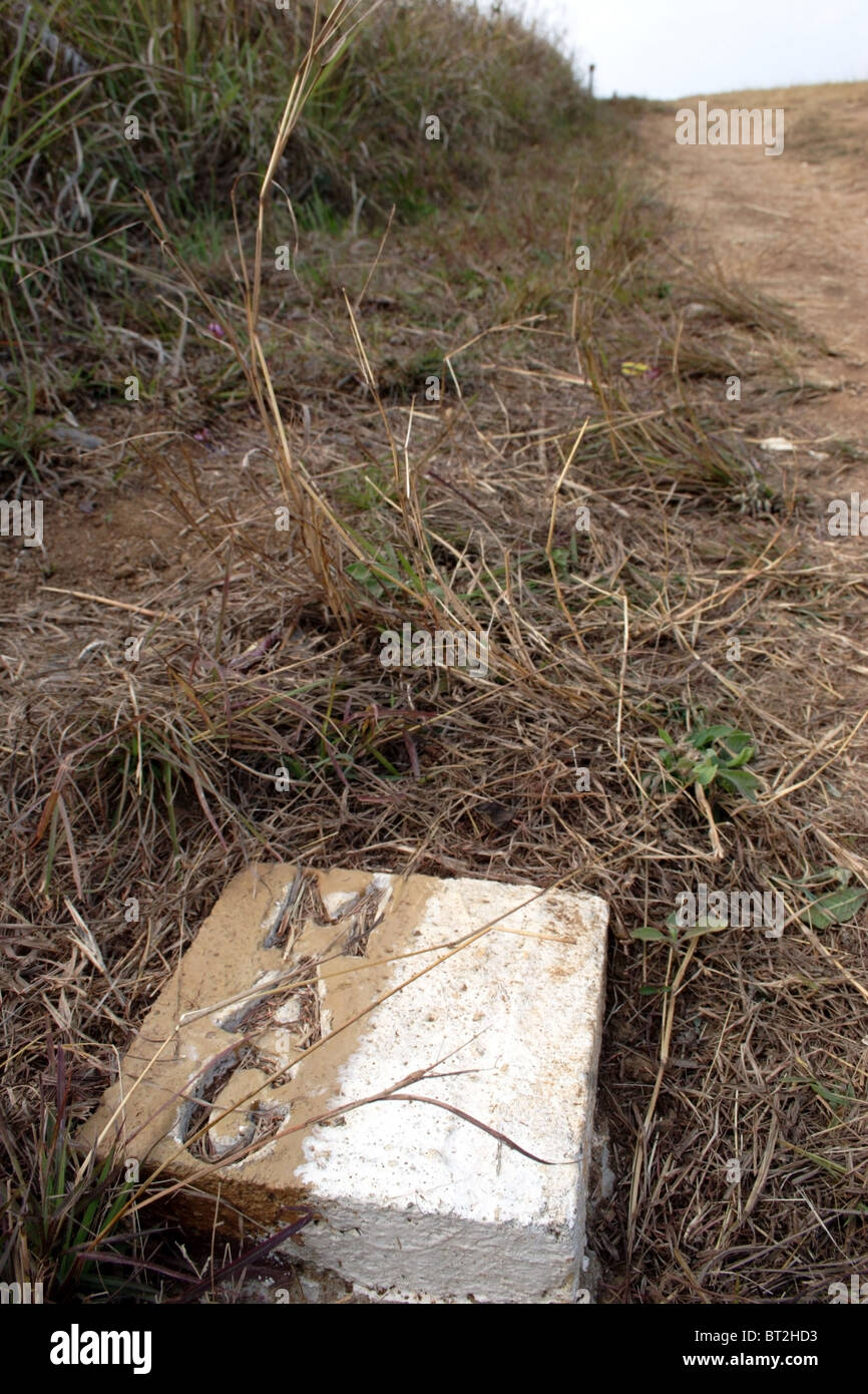 Un marcatore indica una zona cancellata di ordigni inesplosi (UXO) da LMAG presso la pianura di vasi in Xiang Khoang, (Phonsavan) Laos. Foto Stock