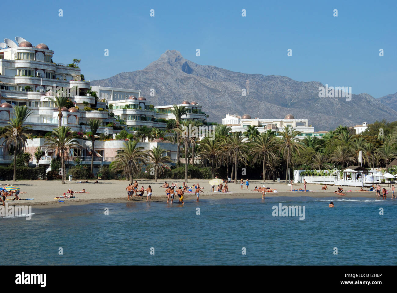 I turisti sulla Spiaggia Puerto Banus a Marbella, Costa del Sol, provincia di Malaga, Andalusia, Spagna, Europa occidentale. Foto Stock