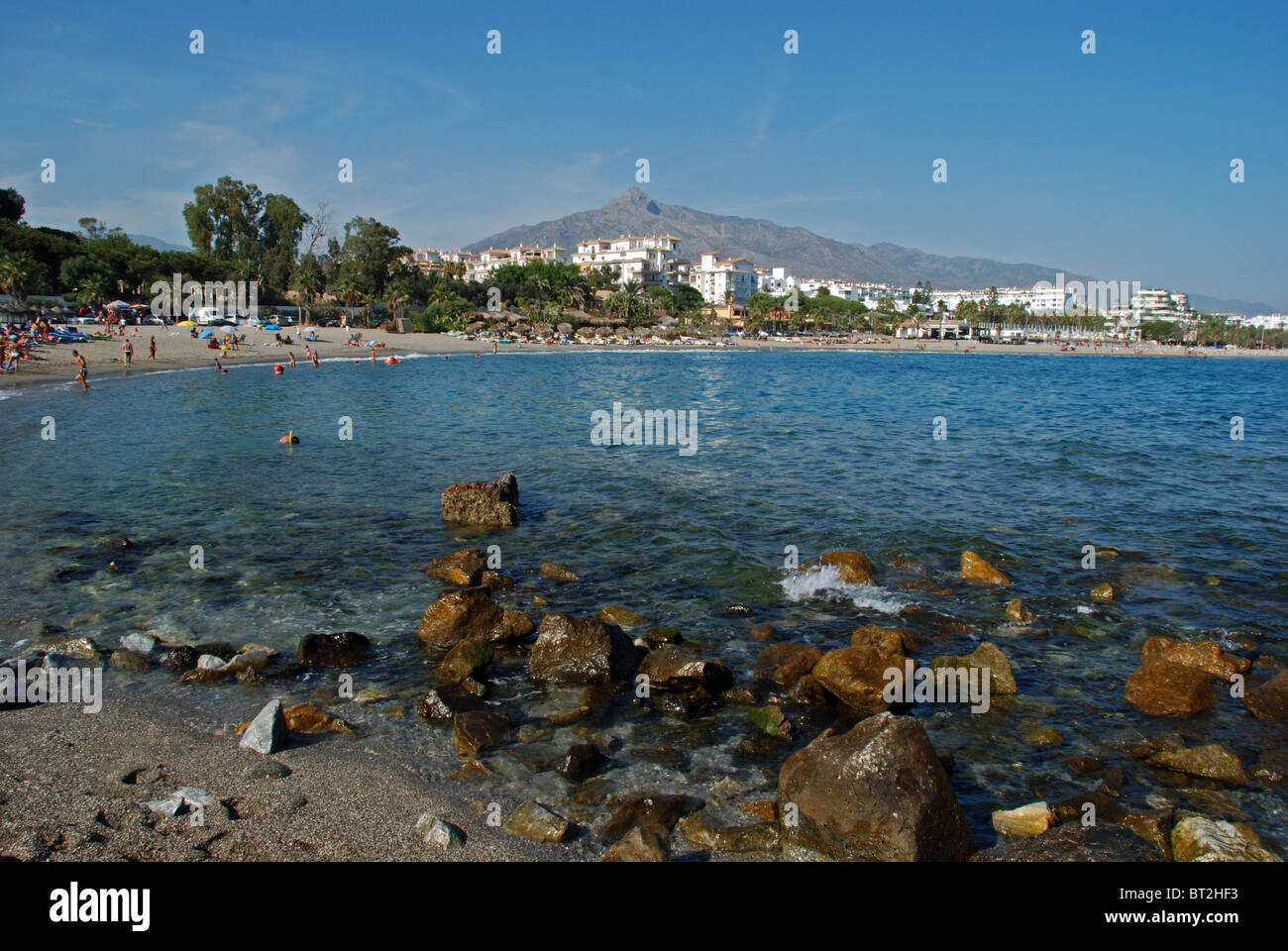 Vista lungo la spiaggia di La Concha mountain al posteriore, Puerto Banus a Marbella, Costa del Sol, provincia di Malaga, Andalusia. Foto Stock