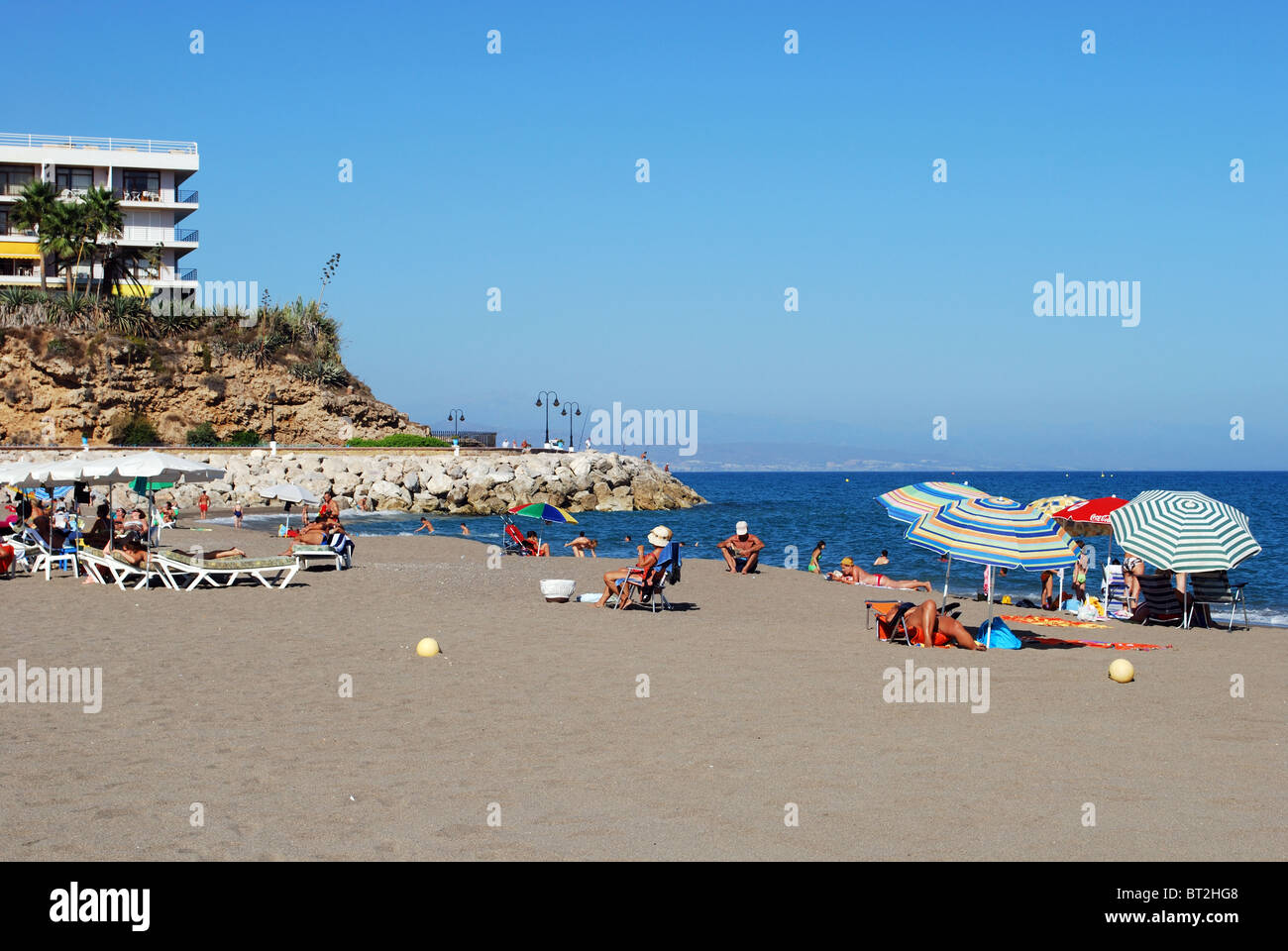 I turisti sulla spiaggia di Torremolinos, Costa del Sol, provincia di Malaga, Andalusia, Spagna, Europa occidentale. Foto Stock