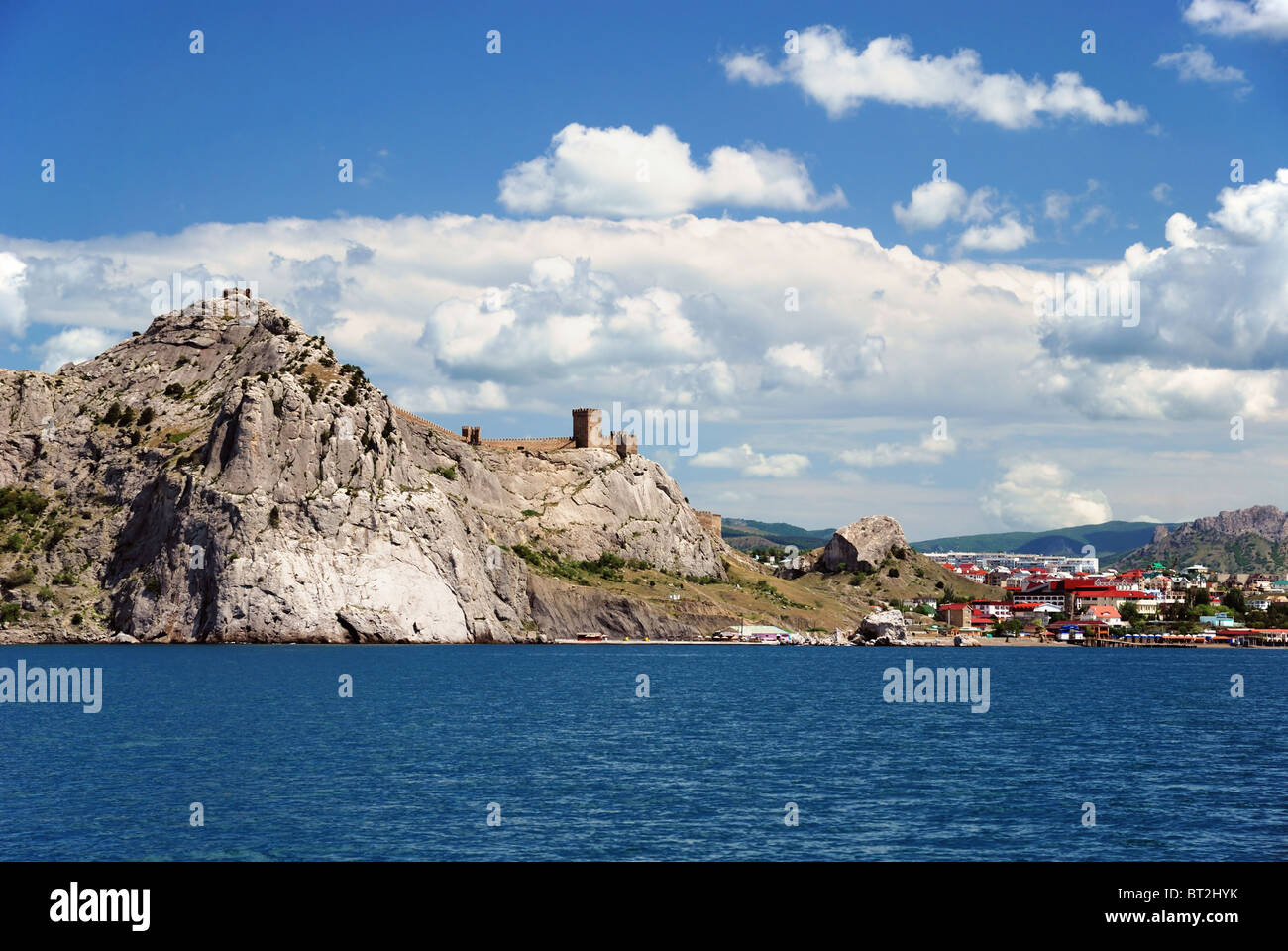 Vista della Crimea seacoast con l'antica cittadella genovese Foto Stock