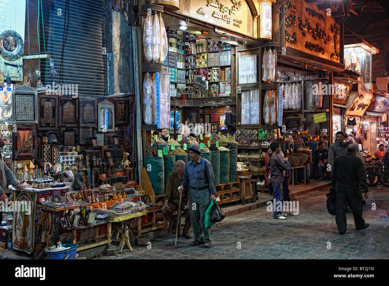 Night Shot sul Khan al Khalili Bazar del Cairo in Egitto, in Arabia, in Africa Foto Stock
