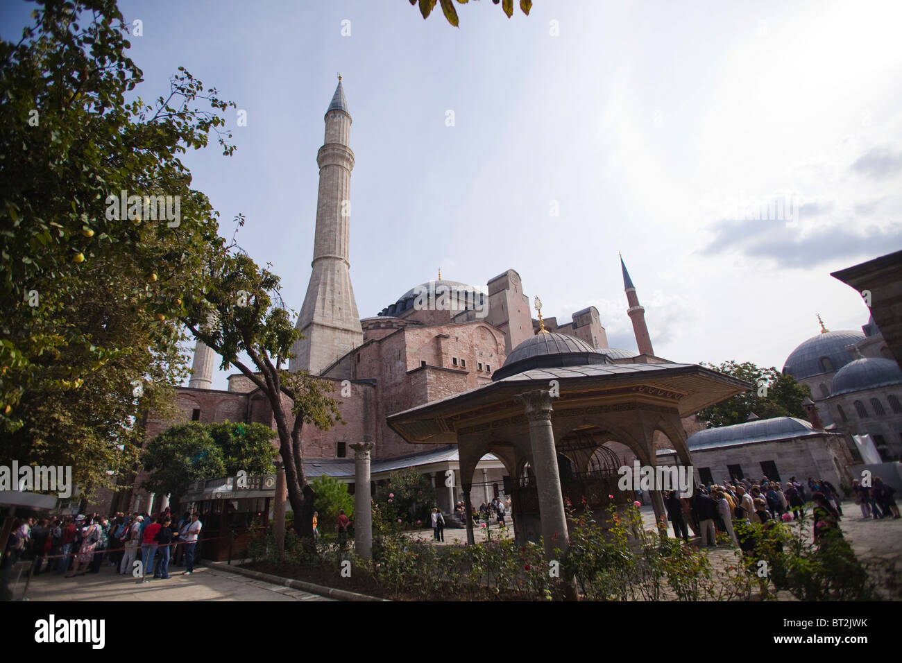 Hagia Sophia (Aya Sophia) (STE Sophia) Chiesa moschea ora museo di Istanbul in Turchia e fontana per i rituali 100805 Turchia Foto Stock