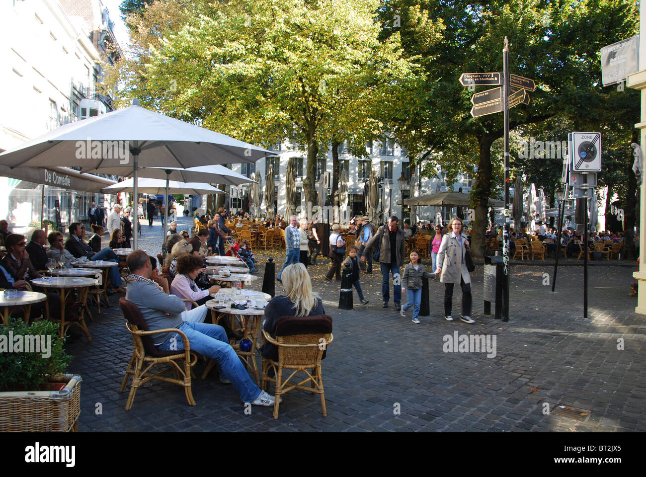 Onze Lieve Vrouweplein quadrato con terrazze a Maastricht Paesi Bassi Foto Stock