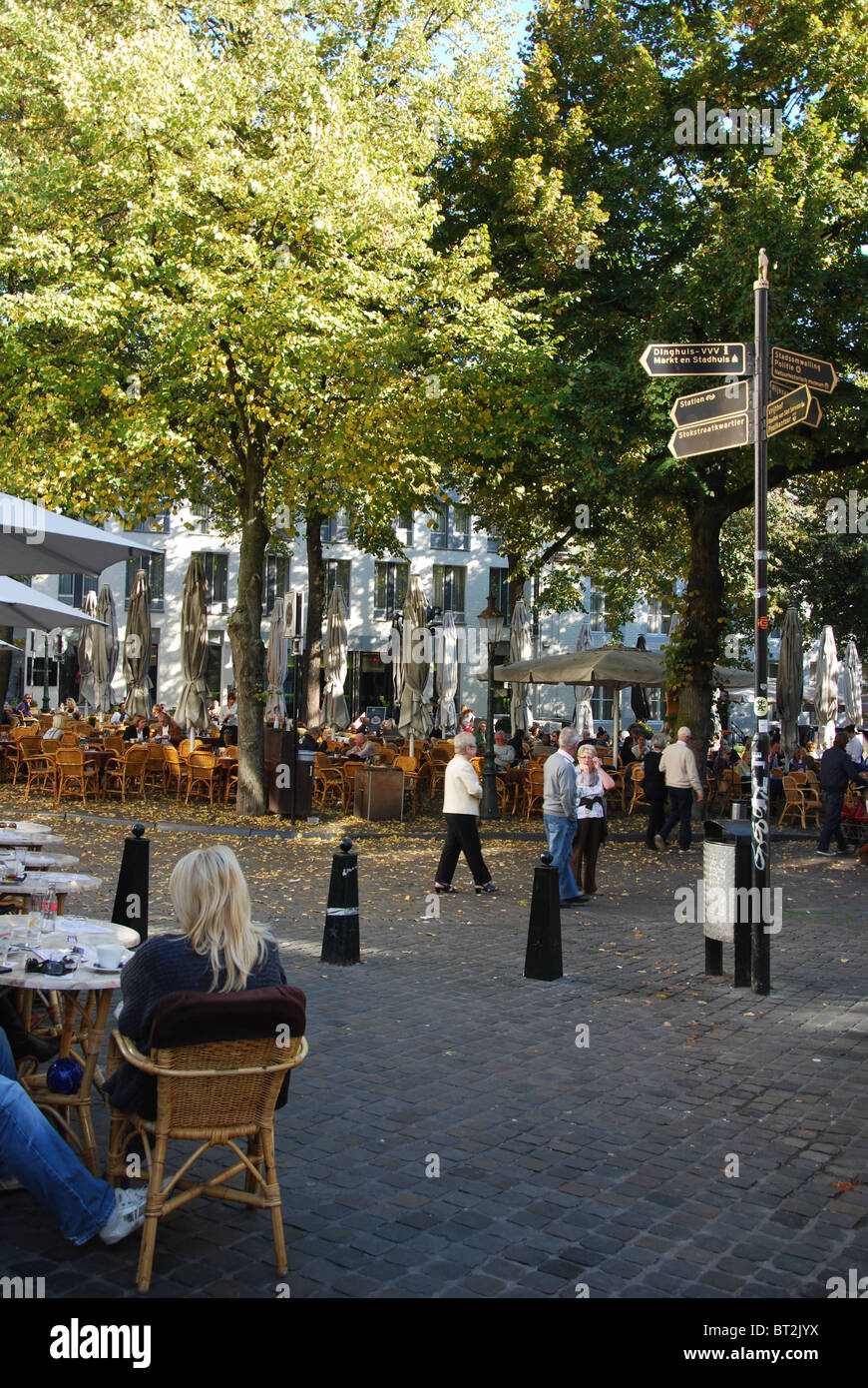 Onze Lieve Vrouweplein quadrato con terrazze a Maastricht Paesi Bassi Foto Stock