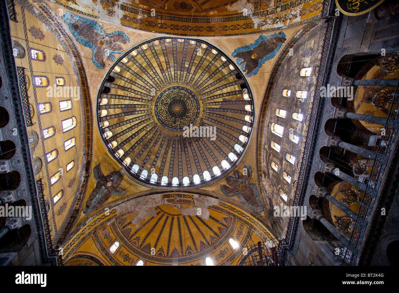 Hagia Sophia (Aya Sophia) (STE Sophia) Chiesa moschea ora museo di Istanbul in Turchia. Grande cupola vista interno 100821 Turchia Foto Stock