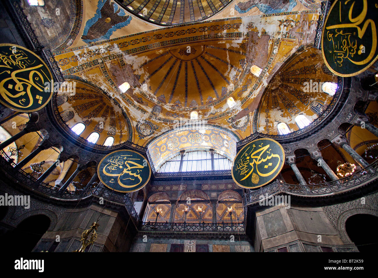 Hagia Sophia (Aya Sophia) (STE Sophia) Chiesa moschea ora museo di Istanbul in Turchia. Grande cupola vista interno 100823 Turchia Foto Stock