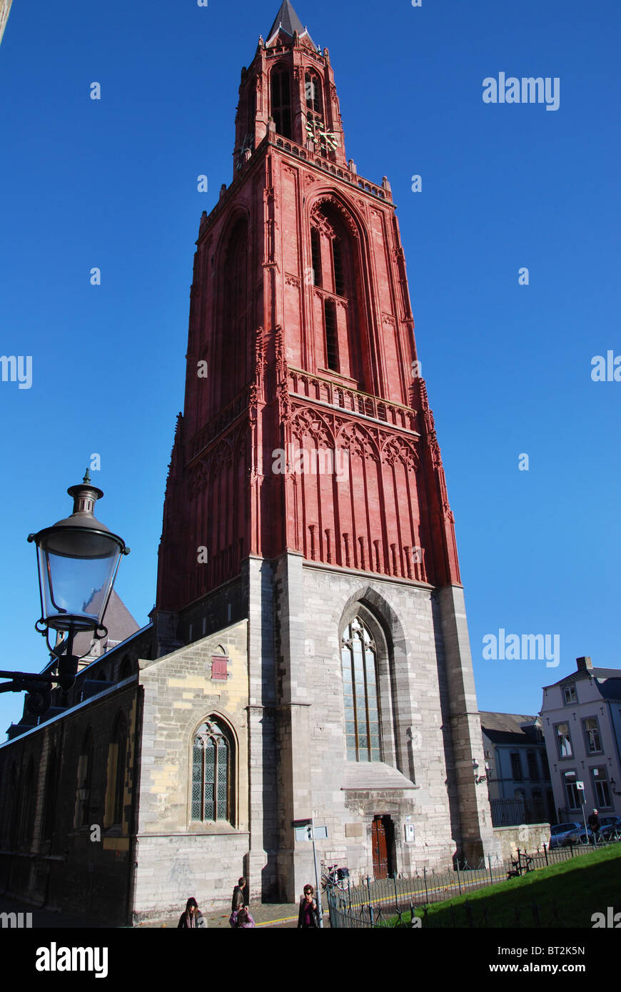 Henric Van Veldeke quadrato con torre rossa di St Johns Chiesa Maastricht Paesi Bassi Foto Stock