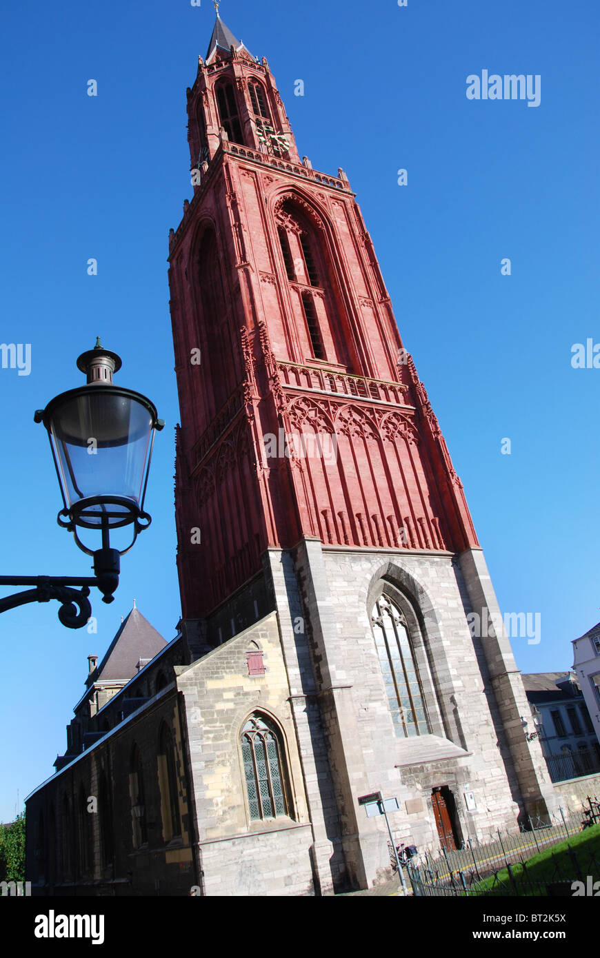 Henric Van Veldeke quadrato con torre rossa di St Johns Chiesa Maastricht Paesi Bassi Foto Stock