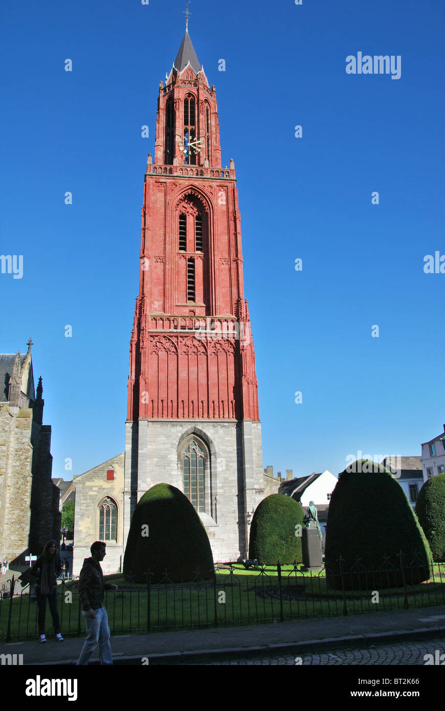 Henric Van Veldeke quadrato con torre rossa di St Johns Chiesa Maastricht Paesi Bassi Foto Stock
