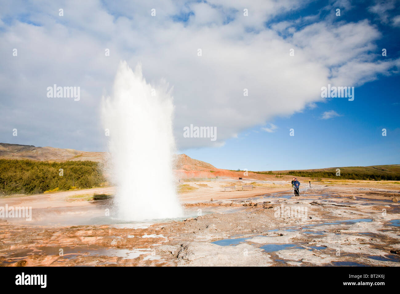 Un geysir eruptiong a Geysir in Islanda, il luogo dopo che tutti i mondi geysirs sono denominati. Foto Stock