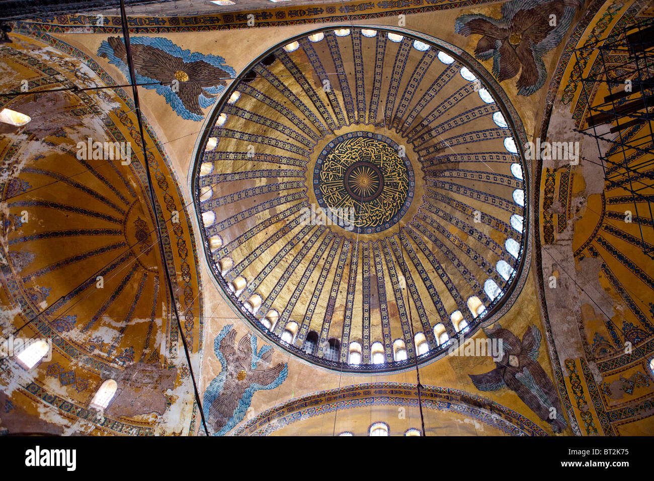 Hagia Sophia (Aya Sophia) (STE Sophia) Chiesa moschea ora museo di Istanbul in Turchia. Grande cupola vista interno 100831 Turchia Foto Stock