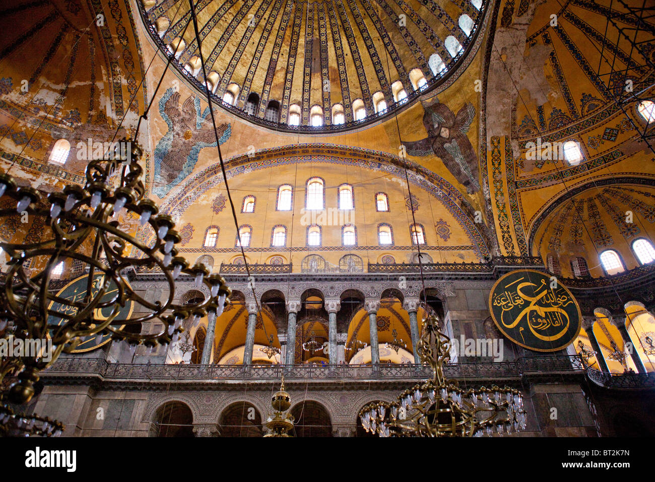 Hagia Sophia (Aya Sophia) (STE Sophia) Chiesa moschea ora museo di Istanbul in Turchia. Grande cupola vista interno 100832 Turchia Foto Stock