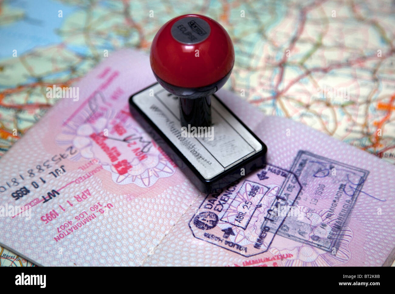 Passaporto con entrata e uscita di timbri Foto Stock