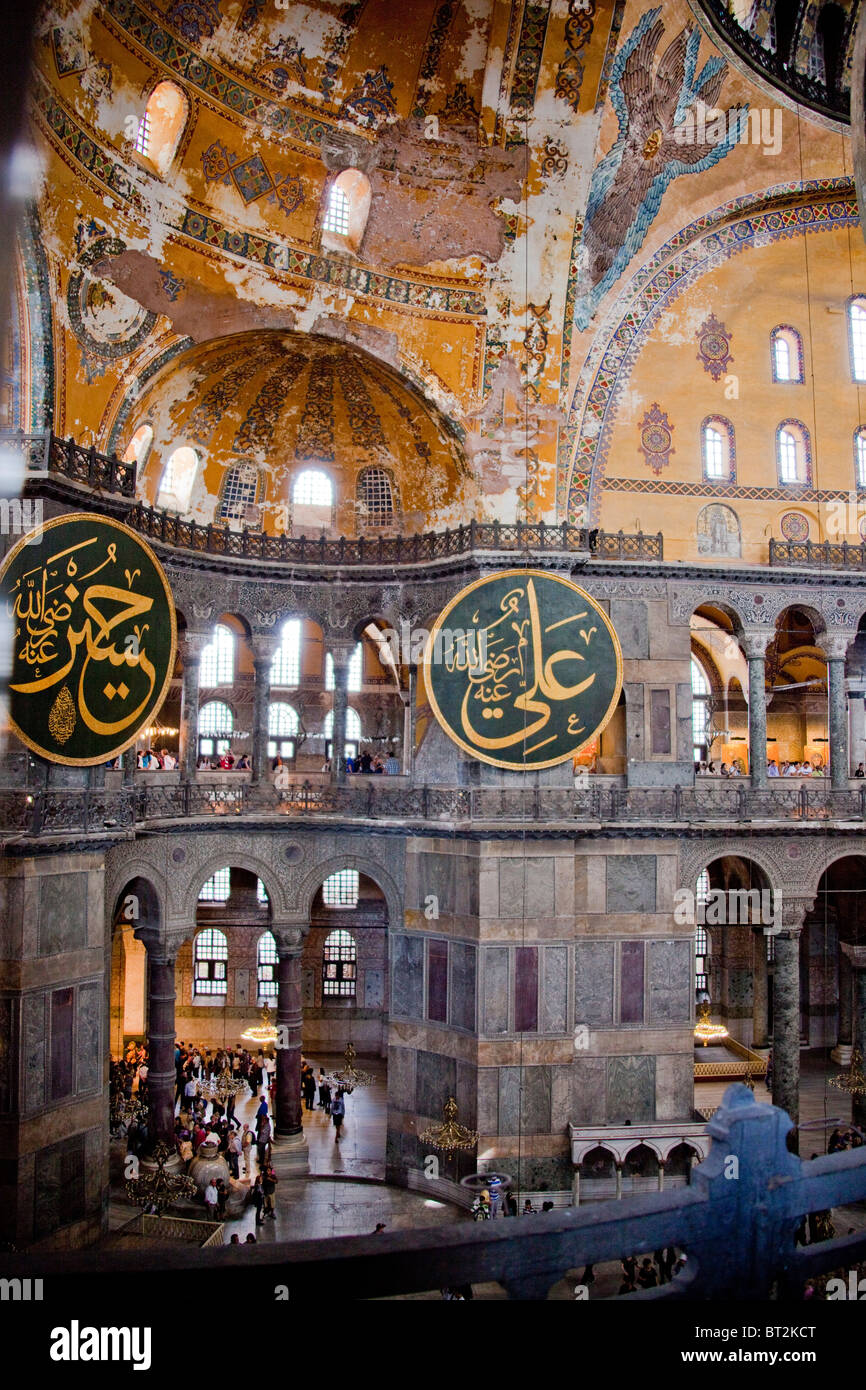 Hagia Sophia (Aya Sophia) (STE Sophia) Chiesa moschea ora museo di Istanbul in Turchia. Mosaici visualizza portrait 100873 Turchia Foto Stock