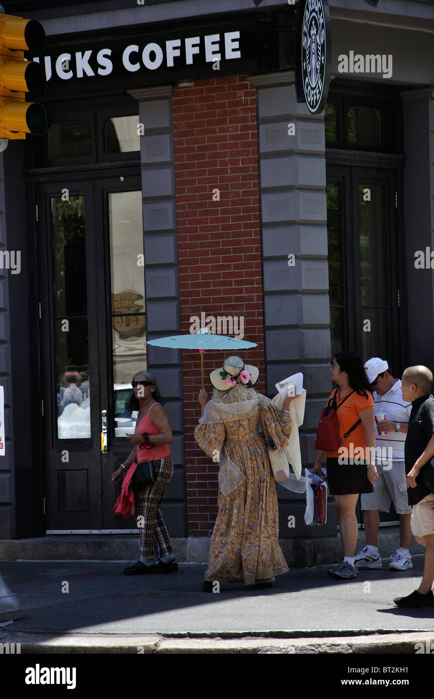 Tour in costume di guida con un gruppo di turisti, Philadelphia, Pennsylvania, STATI UNITI D'AMERICA Foto Stock