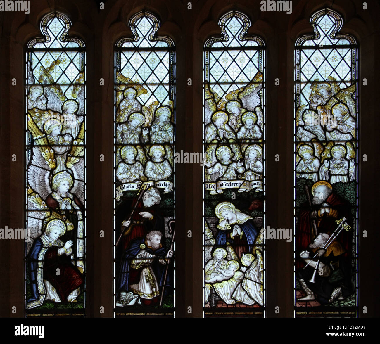 Vetrate di C E Kempe & Co raffigurante la Natività e adorazione dei pastori, Shirwell, Devon Foto Stock