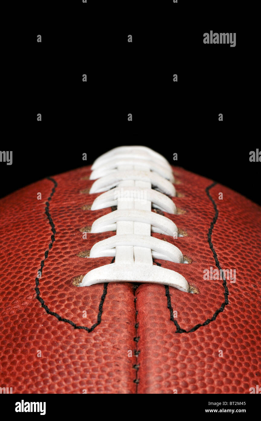 American Football closeup isolati su sfondo nero. Foto Stock
