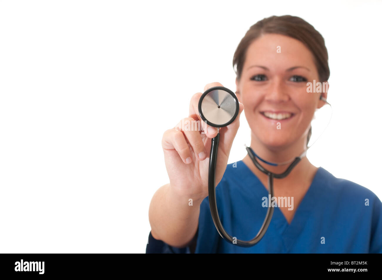 Femmina con infermiere closeup di stetoscopio isolati su sfondo bianco. Foto Stock