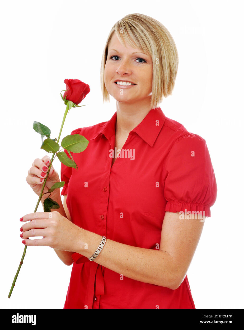 Ragazza bionda azienda red rose isolati su sfondo bianco. Foto Stock