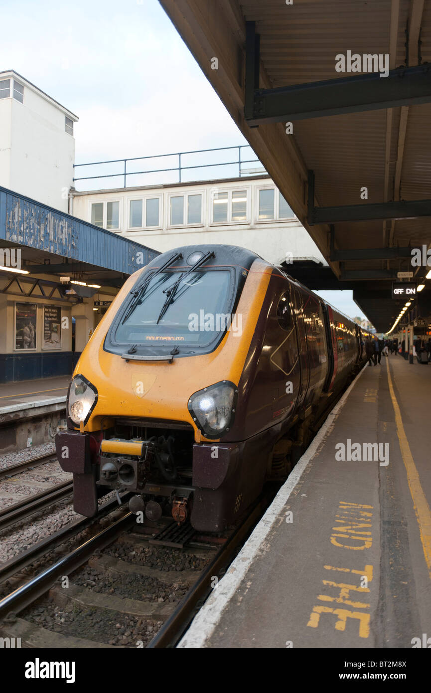 Cross Country il treno alla stazione di Southampton, in procinto di lasciare la stazione. Foto Stock