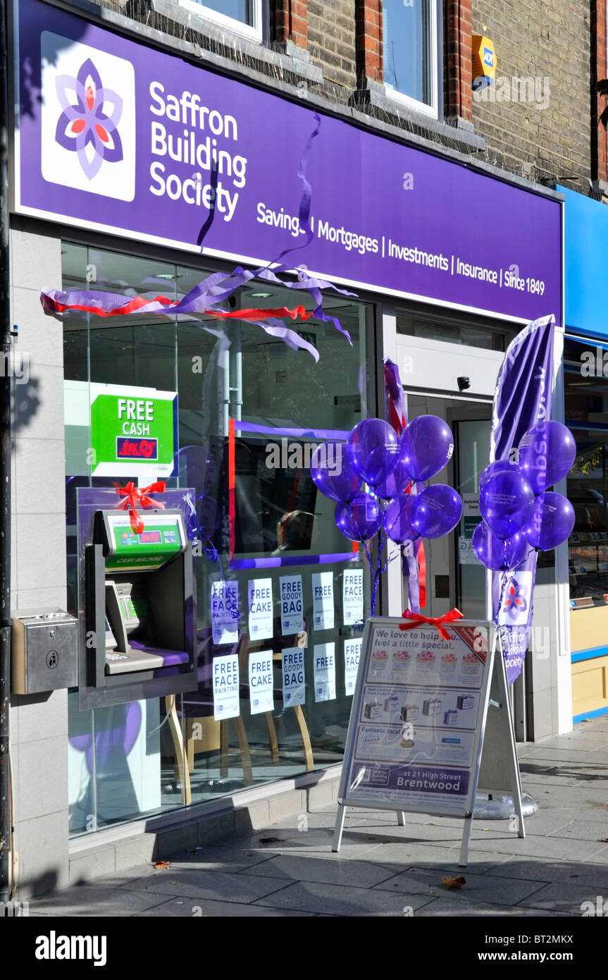Saffron Building Society, sede di una filiale locale, apertura di eventi, decorazioni sul fronte del negozio dopo lavori di ristrutturazione a High Street, Brentwood, Essex, Inghilterra, Regno Unito Foto Stock