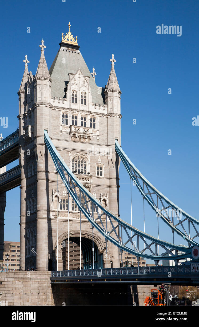 Il Tower Bridge sul fiume Tamigi Londra, completato nel 1894 al progettato da Barry & Brunel Foto Stock