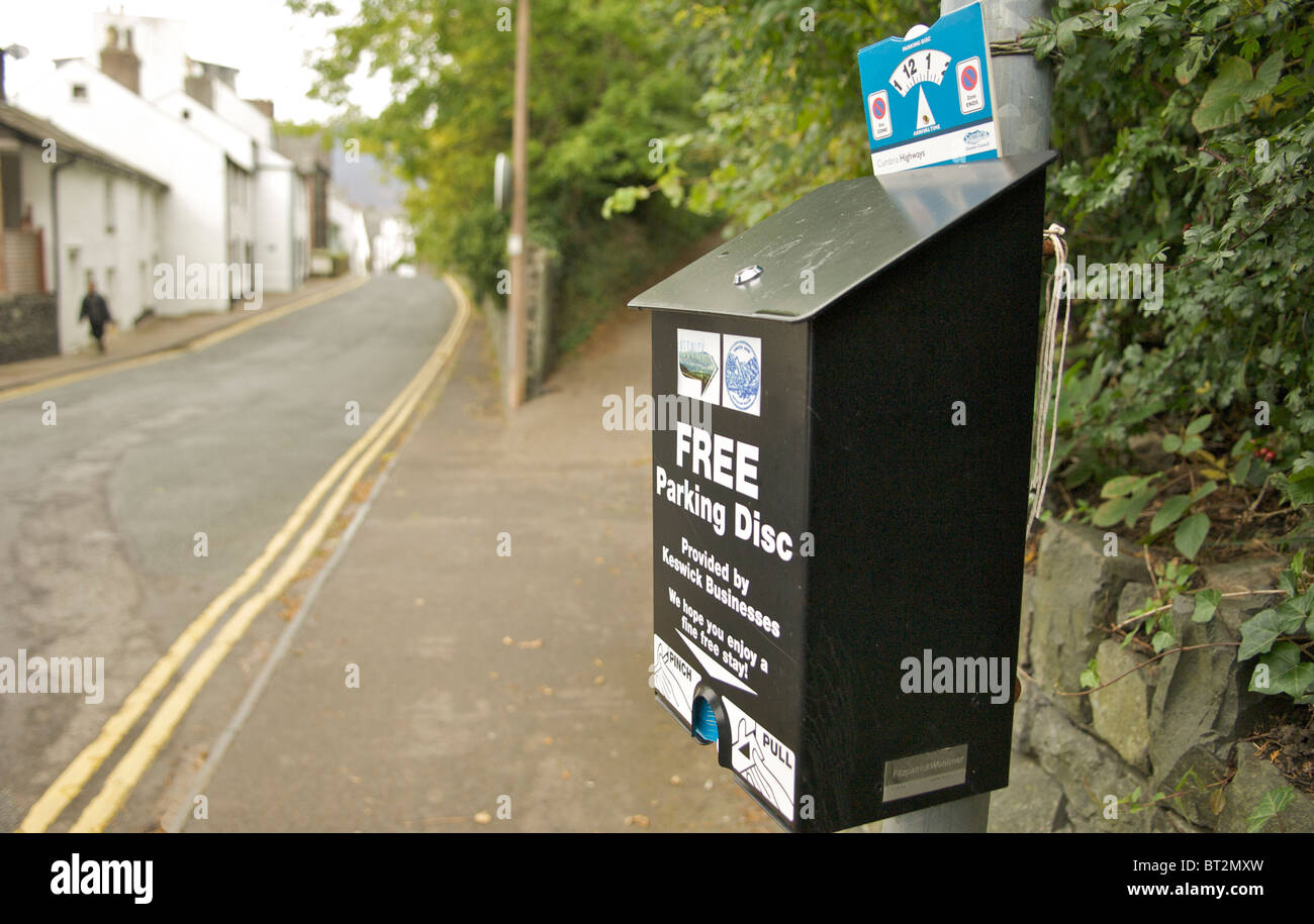 Parcheggio gratuito disco per parcheggio auto per le strade di Keswick, Cumbria. Foto Stock
