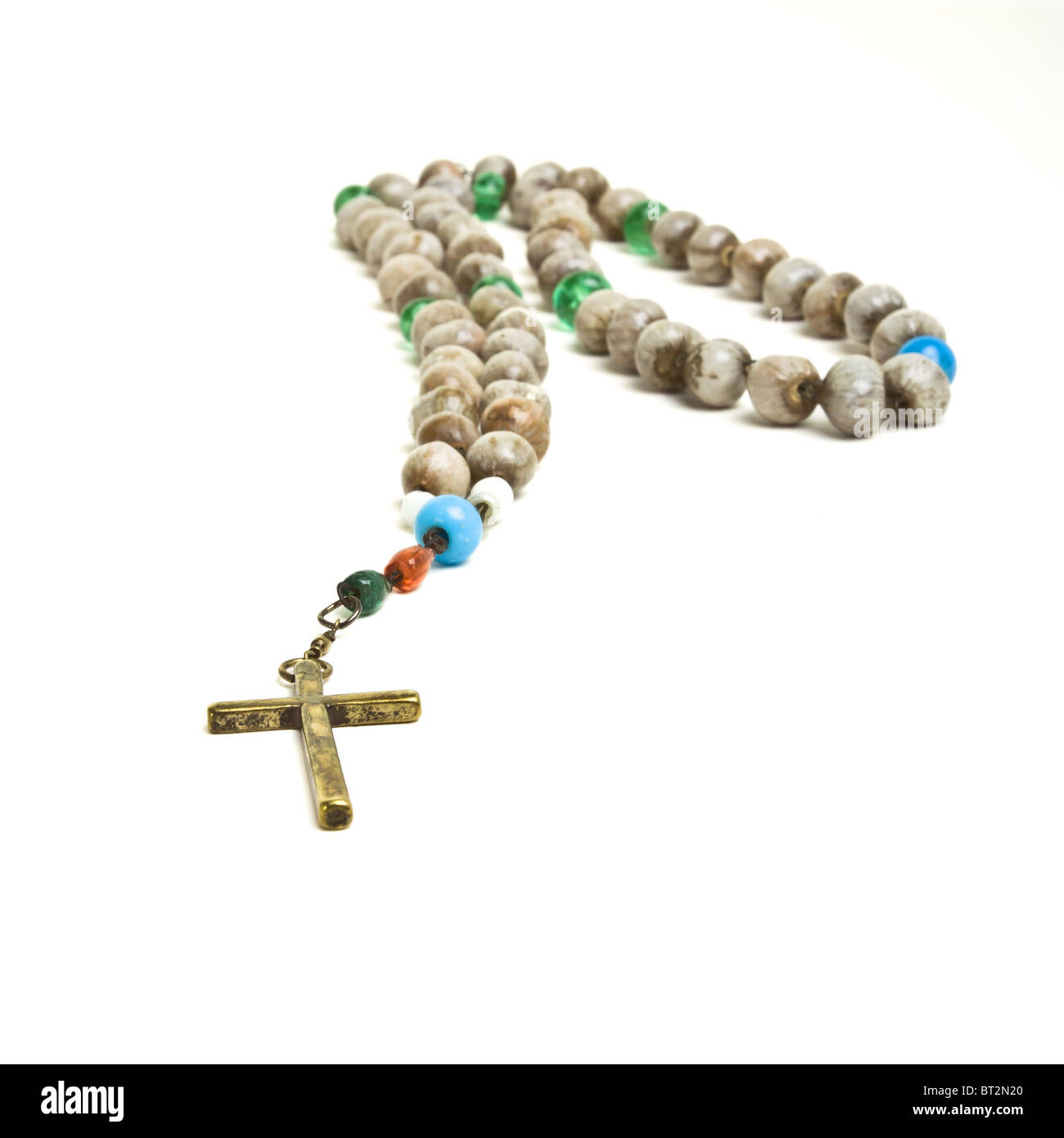 I grani del rosario di nocciole decorata da basso prospettica isolata contro il bianco. Foto Stock