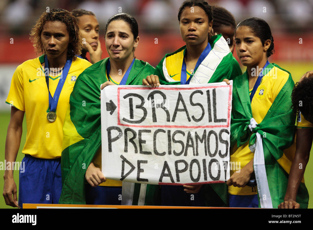 Sconsolato i giocatori brasiliani tenere un segno dopo essere stato sconfitto dalla Germania nel 2007 Coppa del Mondo Donne finale. Foto Stock