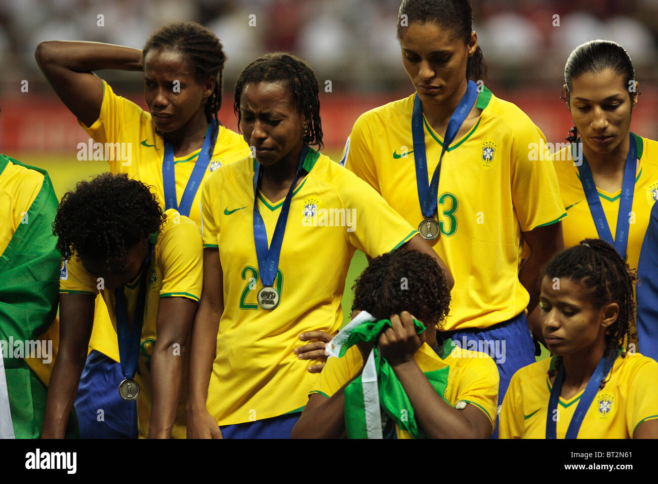 Sconsolato i giocatori brasiliani reagire durante la cerimonia di premiazione dopo essere stato sconfitto dalla Germania nella Coppa del Mondo Donne finale. Foto Stock