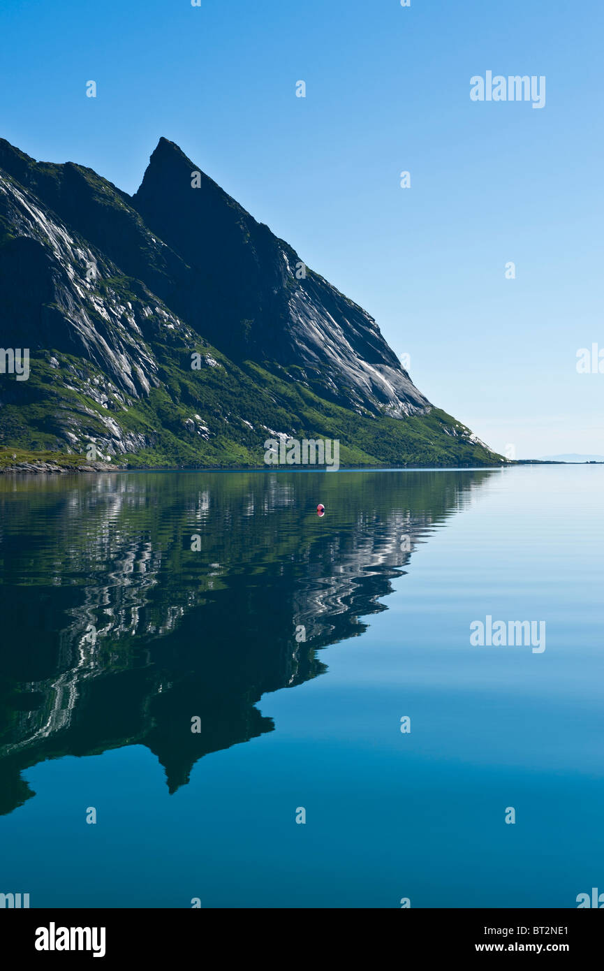La riflessione di montagna in Kjerkfjord, Reine, isole Lofoten in Norvegia Foto Stock