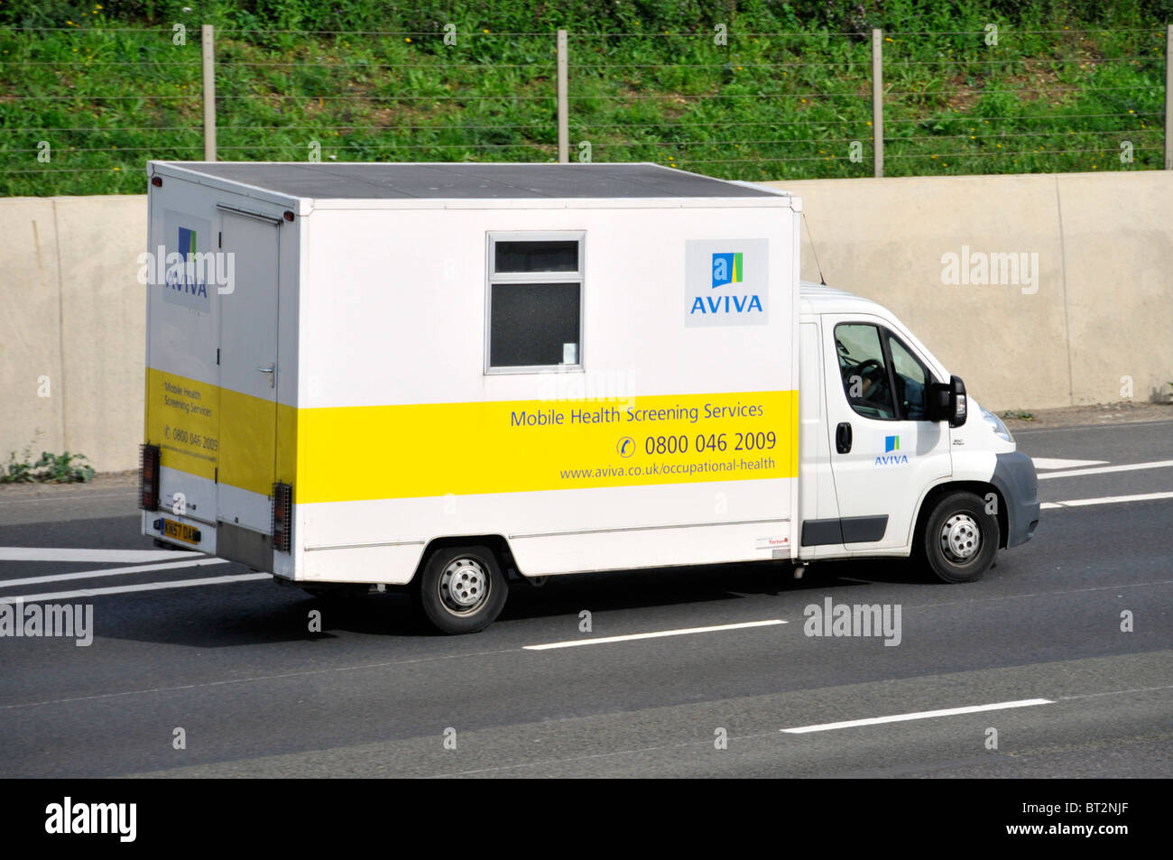 Aviva Insurance business Company lato posteriore vista posteriore del servizio mobile di screening sanitario furgone che guida lungo la strada autostrada M25 Essex Inghilterra Regno Unito Foto Stock