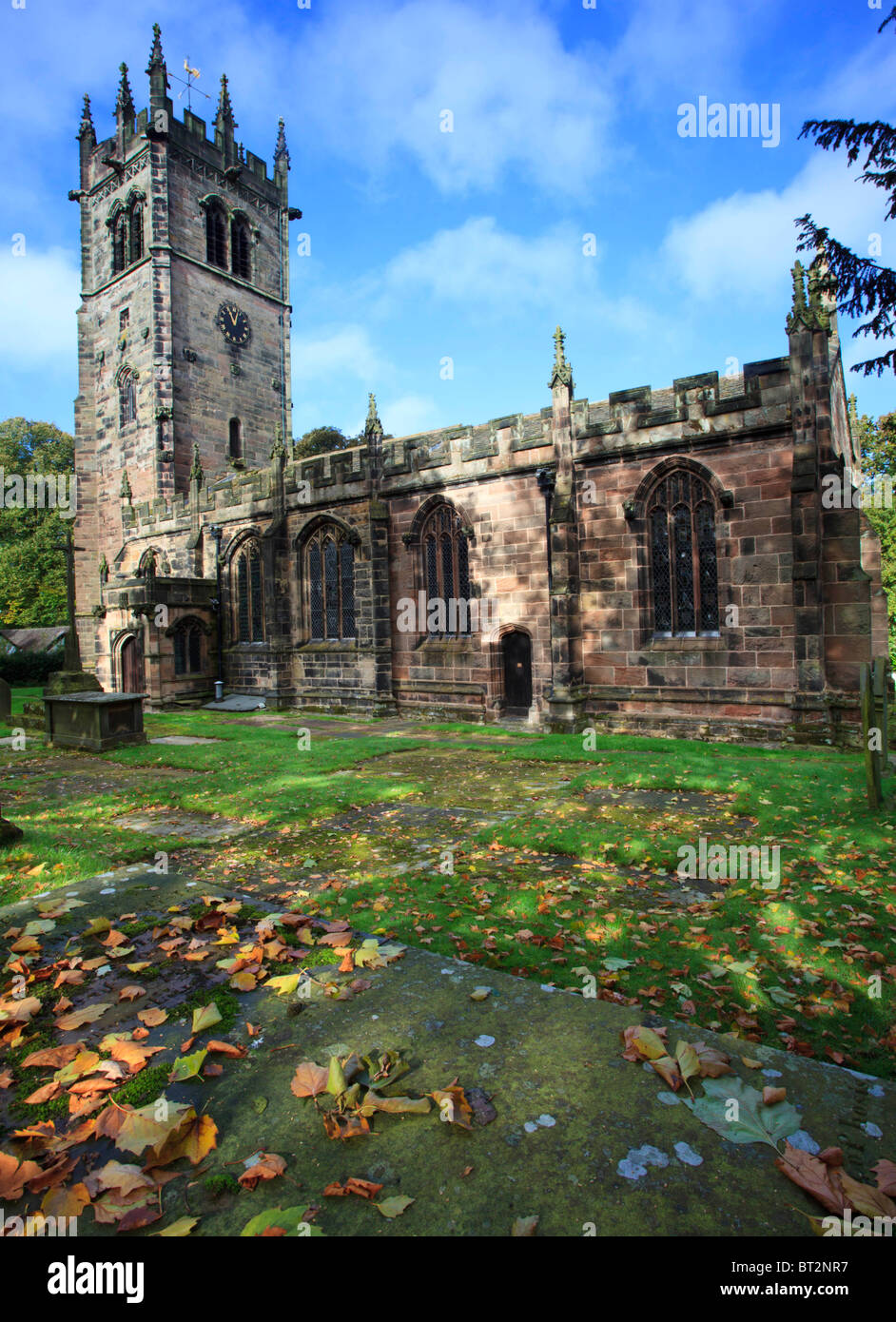 St James Chiesa a Gawsworth presi dal cimitero con foglie di autunno sul terreno Foto Stock